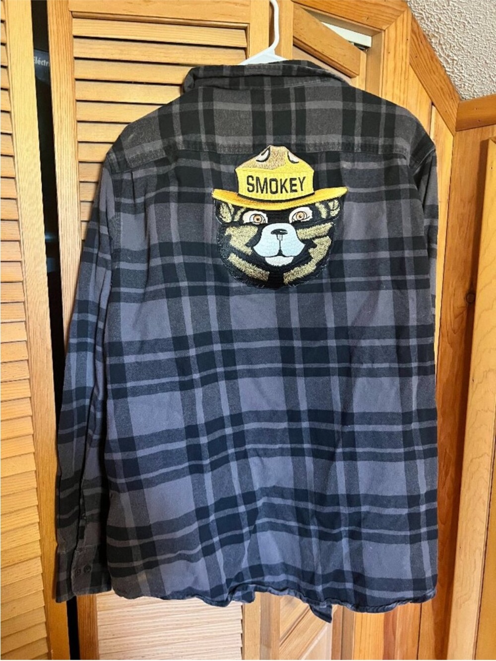 Angry minnow Smokey Beat Black & Gray Plaid Button-Down appliqué Shirt xxl